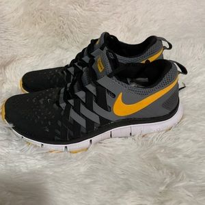 Mens Nike live strong trainer shoes size 9 US